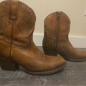 Size 6 1/2 Ariat boots
